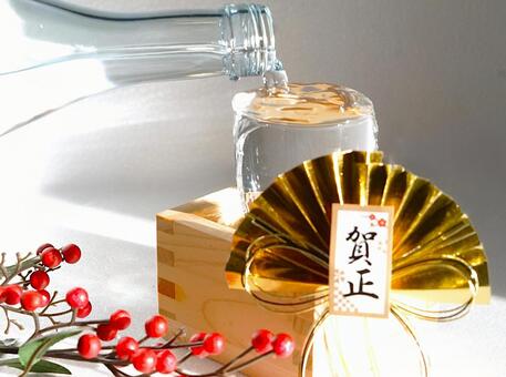 注ぐ日本酒、賀正 日本酒,注ぐ,扇の写真素材