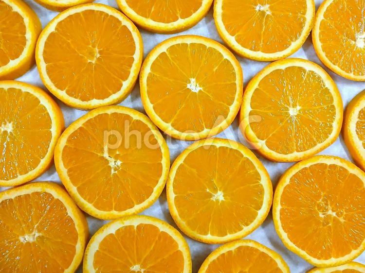 オレンジの輪切り　交差並列 オレンジ,アロマ,果物の写真素材