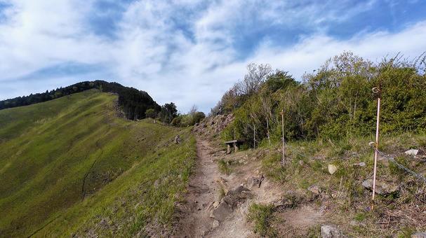 少し怖い尾根歩き 少し怖い尾根歩き 曽爾高原,山,トレッキングの写真素材