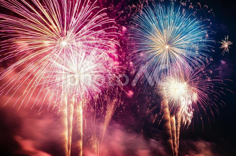 きれいでダイナミックな夏祭りの花火大会 きれい,ダイナミック,夏の写真素材