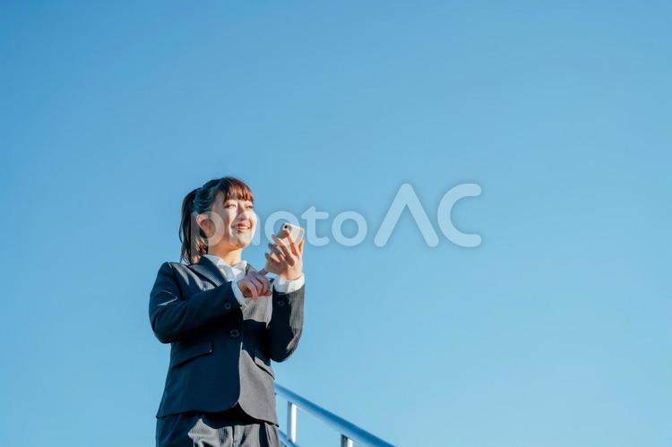 スマホを使うビジネスウーマン（笑顔） スマホ,ビジネス,女性の写真素材