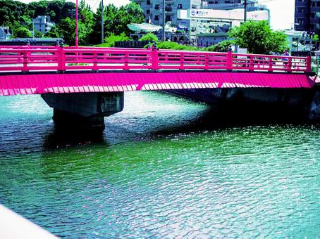 鮮やかなピンクの橋と公園の風景 鮮やかなピンクの橋と公園の風景 橋,ピンク,川の写真素材