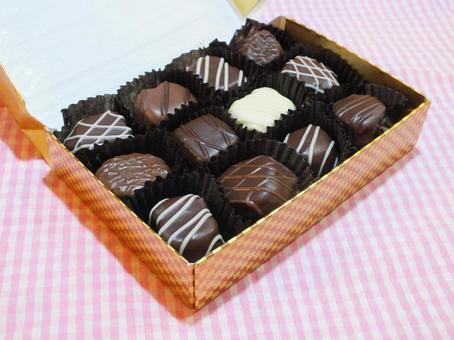 どれから食べよう？チョコの詰め合わせ チョコレート,箱,ギフトの写真素材