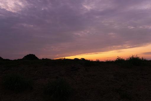 鷹の台の夜明け マジックアワー,夜明け,朝焼けの写真素材