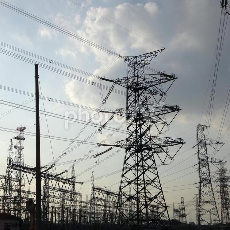 鉄塔がある風景 鉄塔,送電線,電線の写真素材