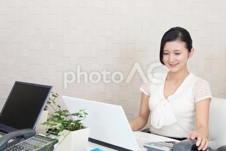 仕事中のビジネスウーマン 女性,ビジネスウーマン,女の写真素材