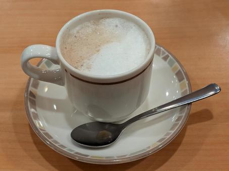 ファミレスのカプチーノのカップとソーサー カプチーノ,屋内,ファミリーレストランの写真素材