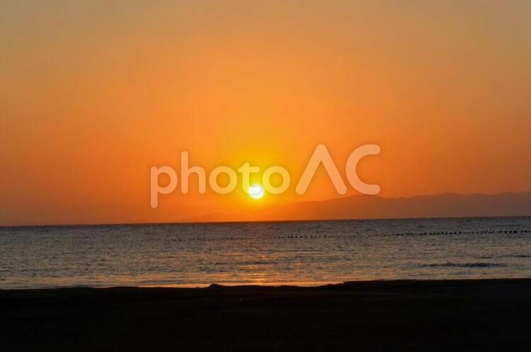 夕日のある風景 なつ,夕焼け,木の写真素材
