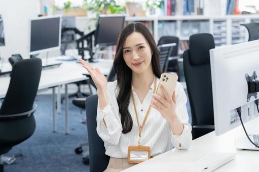オフィスカジュアルの若い女性エンジニア オフィスカジュアルの若い女性エンジニア ビジネス,エンジニア,女性の写真素材