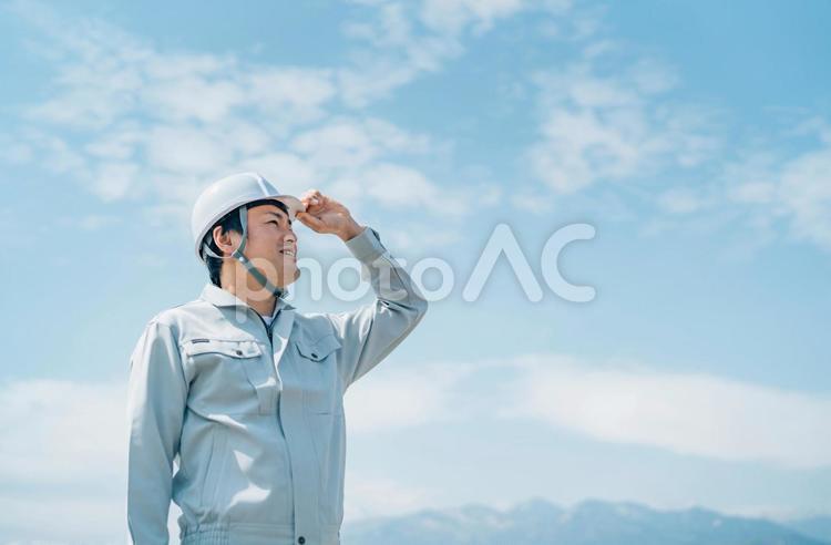 青空と作業服を着た男性 作業員,作業服,工事の写真素材