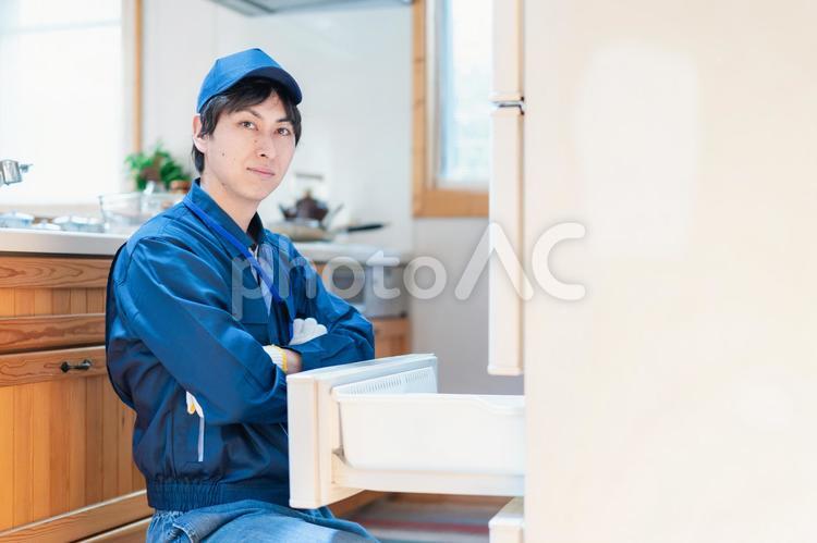 冷蔵庫の修理をする技術スタッフ 何でも屋,子供,スタッフの写真素材