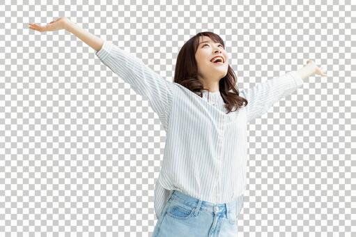両手を広げて喜ぶ女性 背景透過PSD 女性,人物,笑顔の写真素材