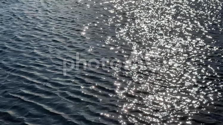 キラキラと光り輝く海の波景色 海,波,キラキラの写真素材