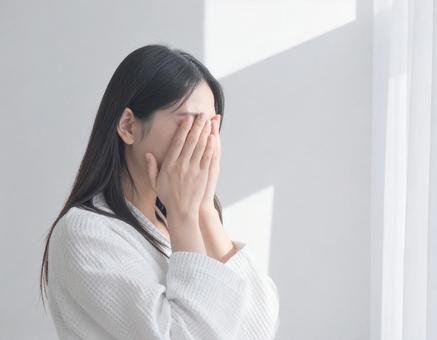 顔を隠す若い女性 4 顔を隠す若い女性 4の写真