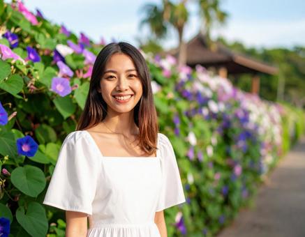 夏の朝・朝顔と笑顔の彼女の写真