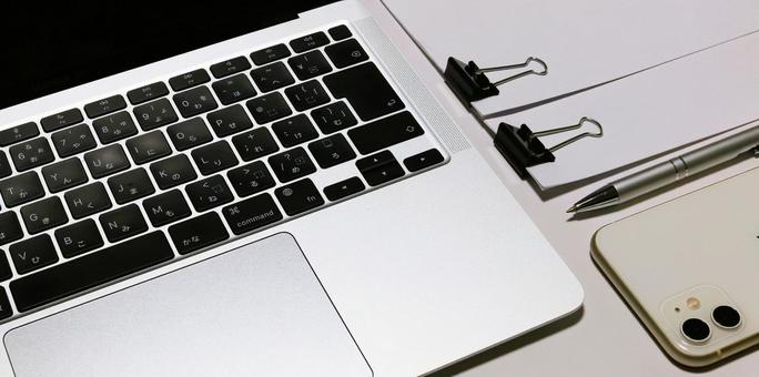 デスクワーク 書類の作成 モノトーン デスクワーク 書類の作成 モノトーン ビジネスイメージ,デスクワーク,モノトーンの写真素材