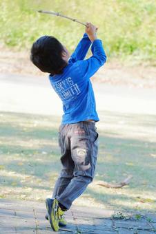 外遊びの男の子 外遊び,男の子,枝の写真素材