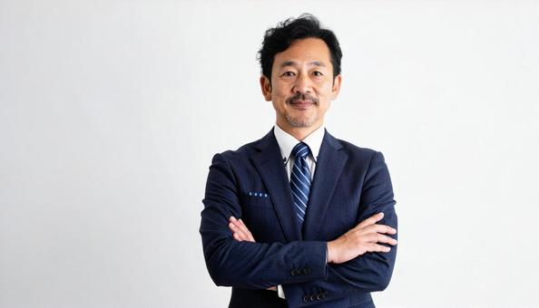 腕組みをするビジネスパーソン 腕組みをするビジネスパーソンの写真