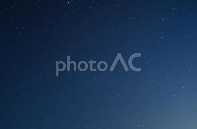 日本の冬の晴れた日の夜空　星空	 星雲,銀河系,夏の写真素材