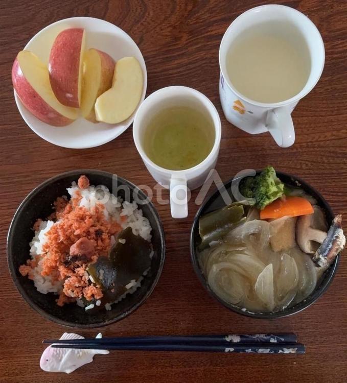 昆布ご飯に鮭フレークとかつお梅などの朝食 朝食,昆布炊き込み,ご飯の写真素材