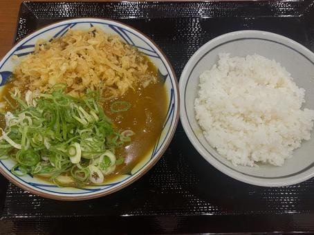 カレーうどん ライス 揚げ玉 カレーうどん ライス 揚げ玉の写真