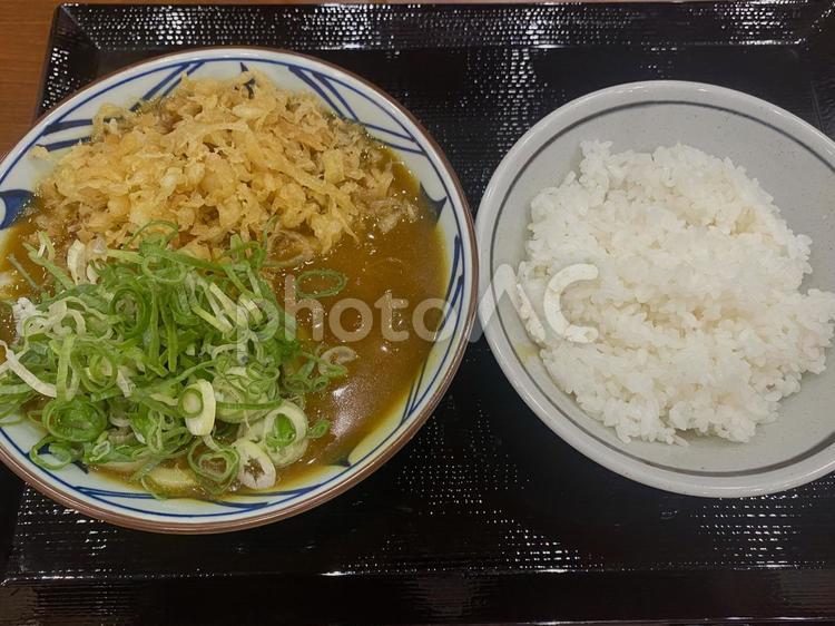 カレーうどん　ライス　揚げ玉 カレーうどん,ライス,揚げ玉の写真素材