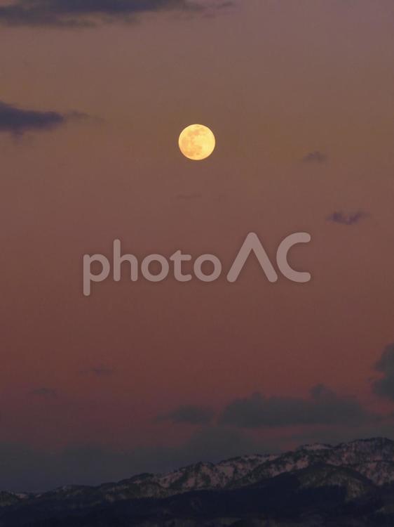 夕焼けと満月 夕焼け,満月,月の写真素材