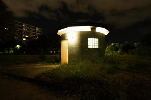 夜の公園の公衆トイレ2 公衆トイレ,トイレ,街灯の写真素材