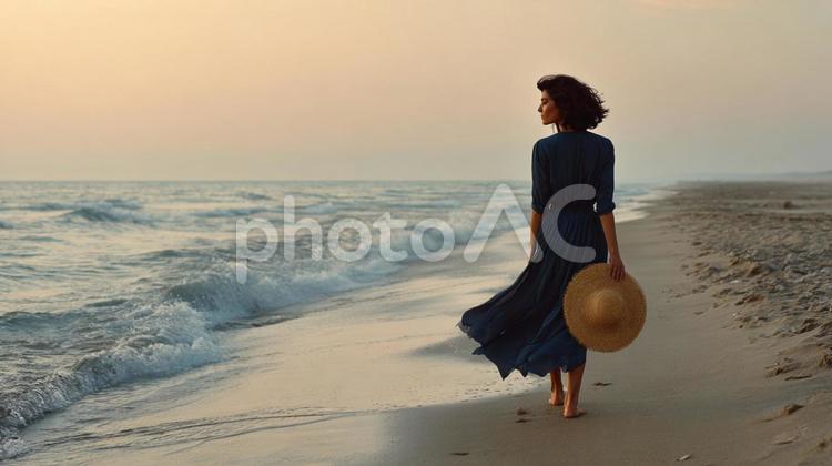 夕焼けのビーチを散策するエレガントな女性 女性,夏,イタリア人の写真素材