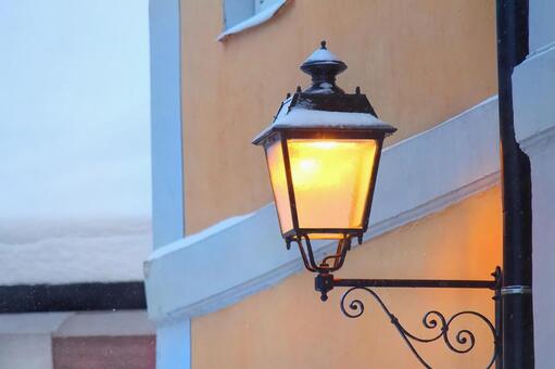 雪が積もったおしゃれなランプ ランプ,雪,外灯の写真素材