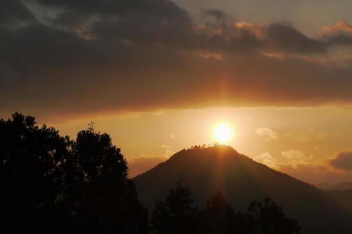 高城山と朝日(丹波篠山市) 高城山,兵庫県,丹波篠山市の写真素材