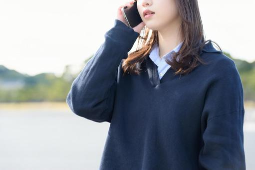 スマホで電話をする女子高生 スマホで電話をする女子高生 女子高生,電話,登校の写真素材