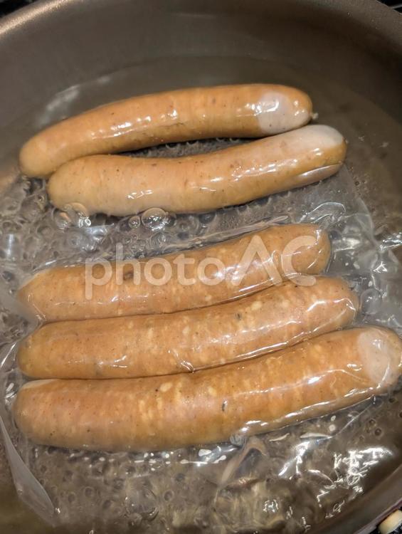 ソーセージを茹でる ウインナー,ウインナーソーセージ,ソーセージの写真素材