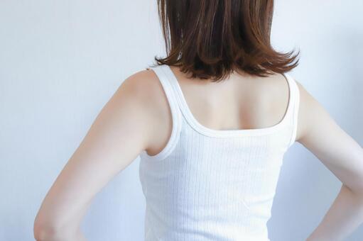 背中のラインと姿勢を見せる女性の後ろ姿 背中,女性,姿勢の写真素材
