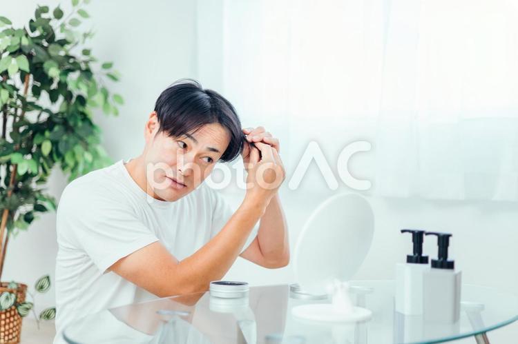 ヘアセットする男性（笑顔） ヘアセット,整髪料,髪型の写真素材