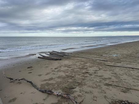 漂着物が打ち上げられた海岸 漂着物が打ち上げられた海岸 海,空,砂の写真素材
