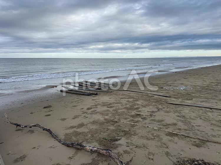 漂着物が打ち上げられた海岸 海,空,砂の写真素材