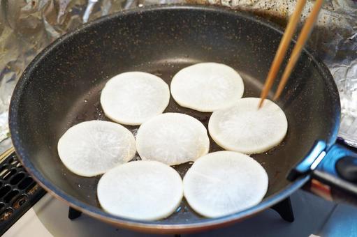 フライパンで焼く大根 フライパンで焼く大根 大根,野菜,調理の写真素材