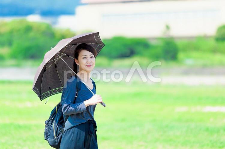 日傘を差している女性 30代,30歳,アウトドアの写真素材