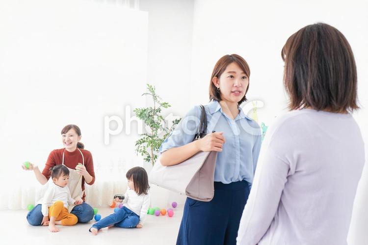 幼稚園の送り迎えをするビジネスウーマン かわいい,女児,アタッチメントの写真素材