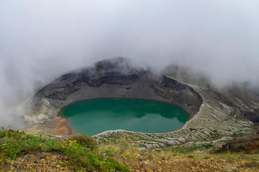 秋の蔵王山頂のお釜のアップ 秋,蔵王,山頂の写真素材