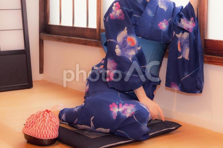 障子の窓辺に横座りする浴衣姿の女性 浴衣,若い女性,女性の写真素材