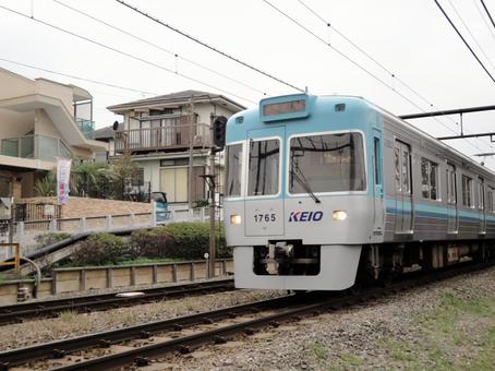 渋谷行の井の頭線 渋谷行の井の頭線 電車,空,鉄道の写真素材