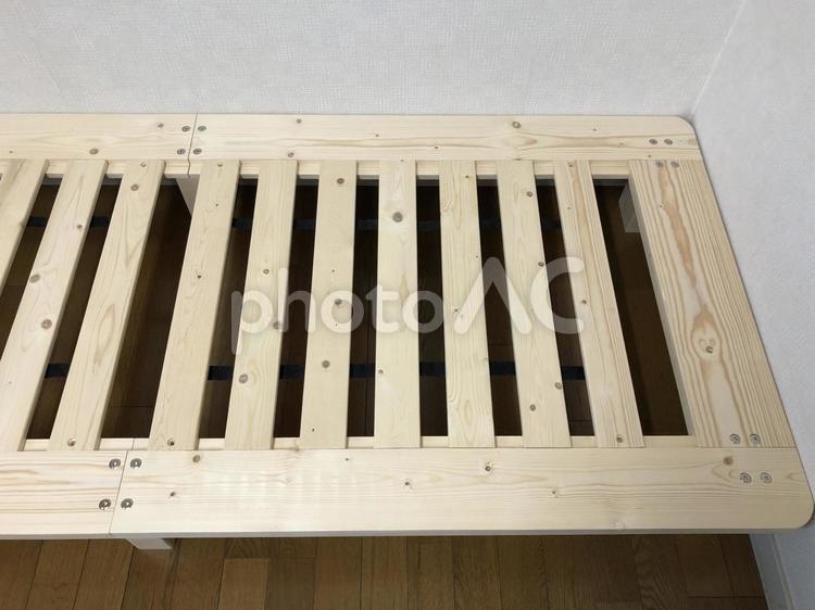 フローリングの部屋に置かれたすのこベッド ベッド,すのこ,木製の写真素材
