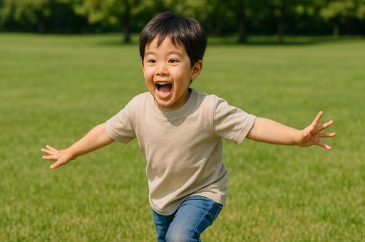芝生で元気に遊ぶ男の子・外遊びする子供 芝生で元気に遊ぶ男の子・外遊びする子供の写真