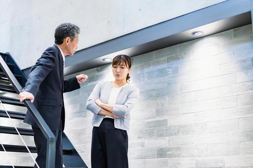 パワハラを受ける女性社員 怒り,マネージャー,嫌がらせの写真素材
