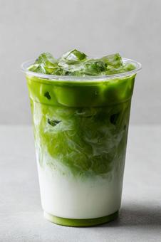 透明なカップで楽しむ、冷たい抹茶ラテ 透明なカップで楽しむ、冷たい抹茶ラテの写真