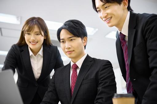 パソコンで打ち合わせするチーム　同僚 ビジネス,ノートパソコン,チームの写真素材