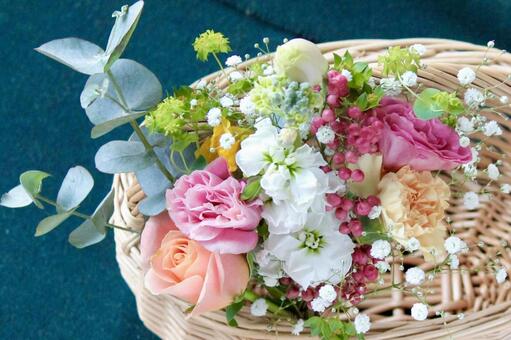 かわいいフラワーバスケット　グリーン背景 花束,ブーケ,花の写真素材