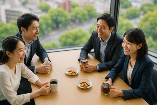 オフィスで上司や同僚と談笑する男女2の写真